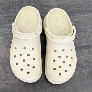 CROCS Bae platform clogs in Bone. Size 8